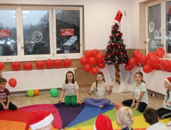 Cudowny czas mikołajkowych zabaw dla dzieci z gminy Gilowice. - zdjęcie16